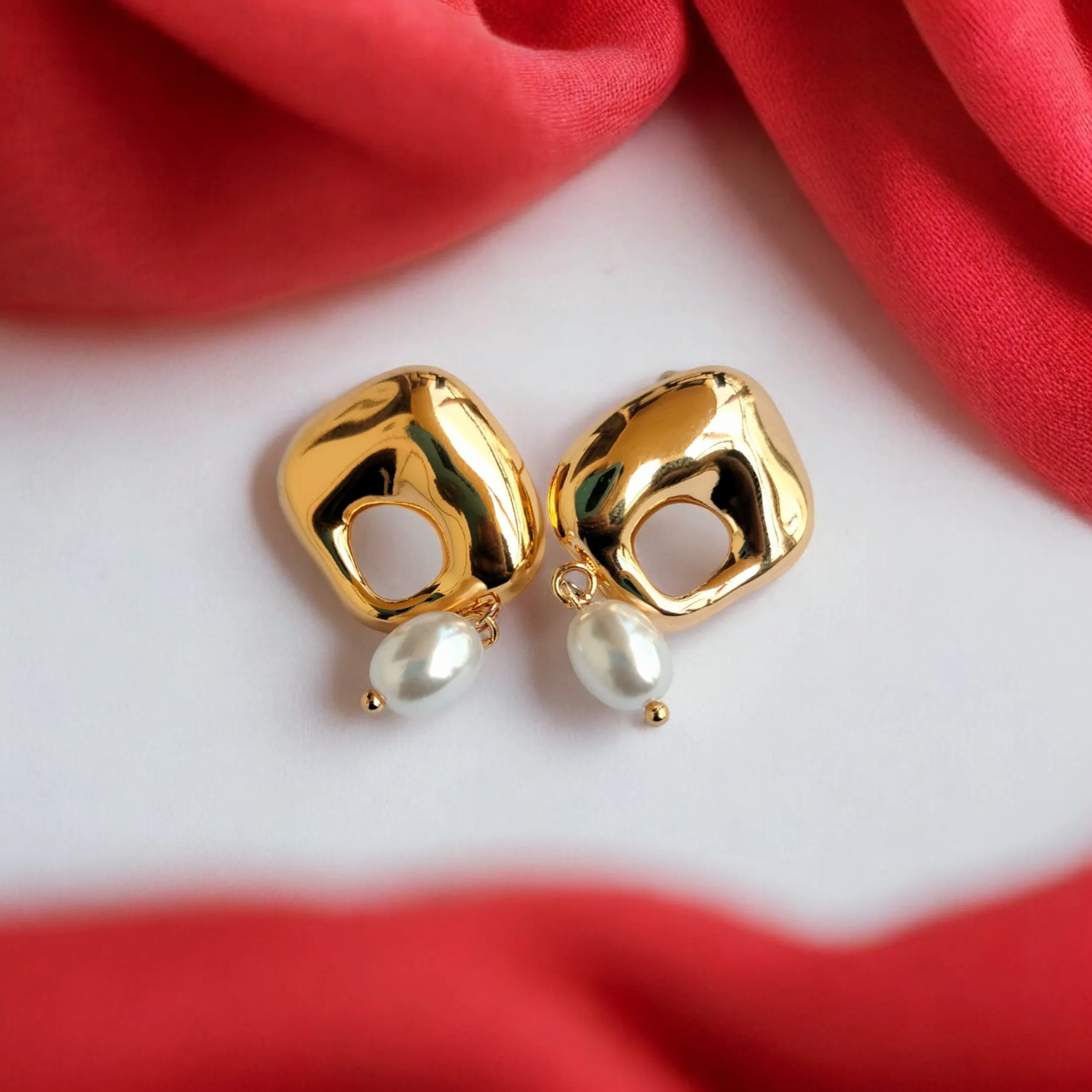 Jewelestia Modern Pearl Charm